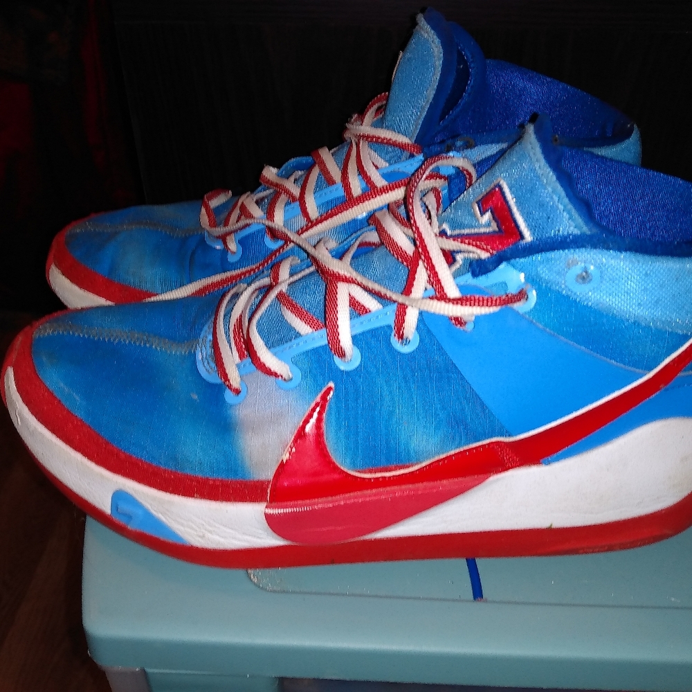 Men's basketball shoes